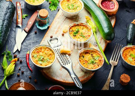 Muffin alle verdure con zucchine e formaggio, cibo sano. Foto Stock