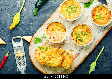 Muffin alle verdure con zucchine e formaggio, cibo sano. Foto Stock