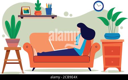 La giovane donna è seduta con il computer portatile sul divano a casa. Lavorare su un computer. Concetto di freelance, formazione online o social media. Illustrazione Vettoriale