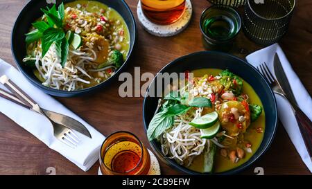 Gamberi al curry thailandese con noodle all'uovo Foto Stock