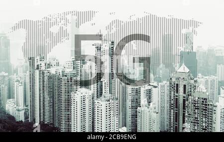 Concetto di rete wireless Internet mobile 5G. Skyline urbano moderno. Comunicazioni globali Foto Stock