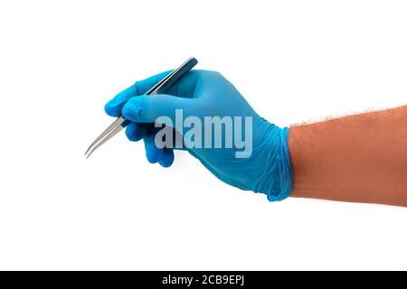 Mano dell'uomo in guanto blu in lattice che tiene le pinzette mediche in acciaio inossidabile isolate su sfondo bianco. Concetto di chirurgia operativa. Plastica e surger cosmetico Foto Stock