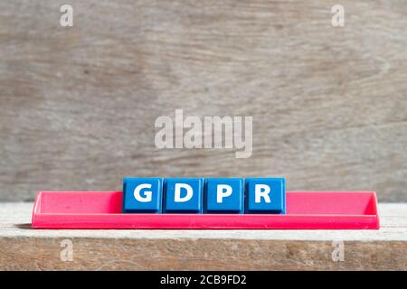 Affianca la lettera sul rack rosso nella parola GDPR (Regolamento generale sulla protezione dei dati) su sfondo di legno Foto Stock