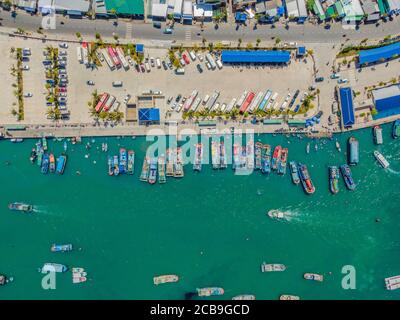 Porto marittimo pieno di piccole barche e yacht Foto Stock
