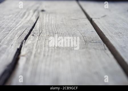 vecchio pavimento in legno grigio fatto di tavole con fori profondi Foto Stock