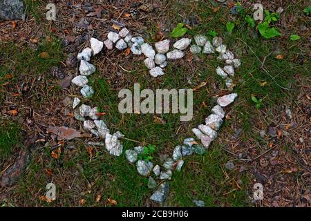 un cuore di pietre trovato nella foresta Foto Stock