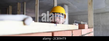 Uomo che lavora al sito in costruzione Foto Stock