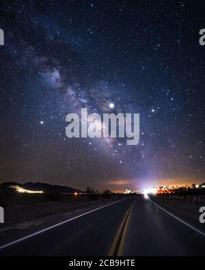 Notte stellata e Via Lattea sulla Death Valley Highway 190, California Foto Stock