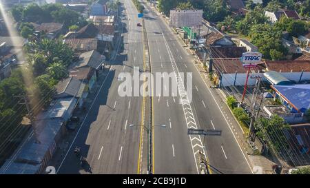 YOGYAKARTA, INDONESIA - 19 luglio 2020: Vista aerea, una grande strada con 3 linee in più per le corsie interprovinciali. Foto Stock