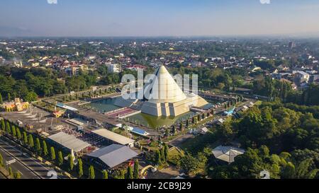 YOGYAKARTA, INDONESIA - 19 luglio 2020: Veduta aerea del Monumento alla ricattura di Yogyakarta (Monjali / Monumen Jogja Kembali), un edificio storico Foto Stock