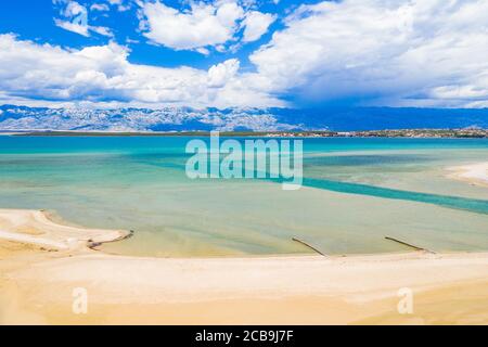 Laguna di sabbia vicino alla città di Nin in Dalmazia, Croazia. La costa adriatica e il cielo blu con le nuvole. Velebit montagna sullo sfondo. Foto Stock