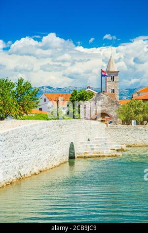 Croazia, città di Nin, ponte in pietra e porte della città Foto Stock