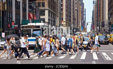 New York, USA - 01 luglio 2018: Attraversamento pedonale affollato nel centro di New York. Foto Stock