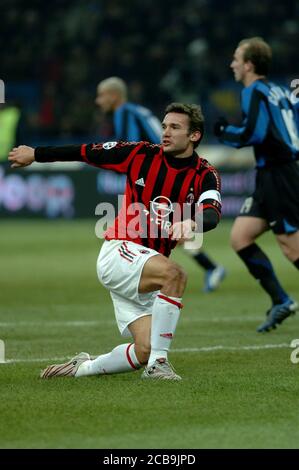 Milano Italia, 11 dicembre 2005, Stadio 'G.MEAZZA SAN SIRO', campionato di Calcio Seria A 2005/2006, FC Inter - AC Milano : Andry Shevchenko in azione durante la partita Foto Stock