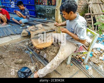 Bangkok - Thailandia, 12 agosto 2020. I lavoratori del settore edile stanno preparando l'asta in metallo in officina. Lavoratore sta preparando pali di acciaio per costruire casa. Foto Stock