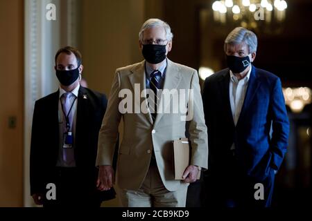 Washington, Stati Uniti. 12 agosto 2020. Il leader della maggioranza del Senato degli Stati Uniti Mitch McConnell (C) Walks passa l'Ohio Clock Corridor su Capitol Hill a Washington, DC, Stati Uniti, 10 agosto 2020. Mitch McConnell ha invitato martedì scorso la Casa Bianca e i Democratici del Congresso a riavviare i negoziati sul prossimo progetto di legge COVID-19 dopo la rottura dei negoziati della scorsa settimana. Credit: Ting Shen/Xinhua/Alamy Live News Foto Stock