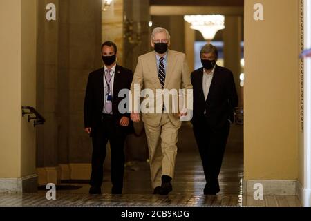 Washington, Stati Uniti. 12 agosto 2020. Il leader della maggioranza del Senato degli Stati Uniti Mitch McConnell (C) Walks passa l'Ohio Clock Corridor su Capitol Hill a Washington, DC, Stati Uniti, 10 agosto 2020. Mitch McConnell ha invitato martedì scorso la Casa Bianca e i Democratici del Congresso a riavviare i negoziati sul prossimo progetto di legge COVID-19 dopo la rottura dei negoziati della scorsa settimana. Credit: Ting Shen/Xinhua/Alamy Live News Foto Stock