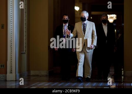 Washington, Stati Uniti. 12 agosto 2020. Il leader della maggioranza del Senato degli Stati Uniti Mitch McConnell (C) Walks passa l'Ohio Clock Corridor su Capitol Hill a Washington, DC, Stati Uniti, 10 agosto 2020. Mitch McConnell ha invitato martedì scorso la Casa Bianca e i Democratici del Congresso a riavviare i negoziati sul prossimo progetto di legge COVID-19 dopo la rottura dei negoziati della scorsa settimana. Credit: Ting Shen/Xinhua/Alamy Live News Foto Stock