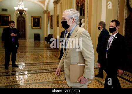 Washington, Stati Uniti. 12 agosto 2020. Il leader della maggioranza del Senato degli Stati Uniti Mitch McConnell (davanti) cammina per passare l'Ohio Clock Corridor su Capitol Hill a Washington, DC, Stati Uniti, 10 agosto 2020. Mitch McConnell ha invitato martedì scorso la Casa Bianca e i Democratici del Congresso a riavviare i negoziati sul prossimo progetto di legge COVID-19 dopo la rottura dei negoziati della scorsa settimana. Credit: Ting Shen/Xinhua/Alamy Live News Foto Stock