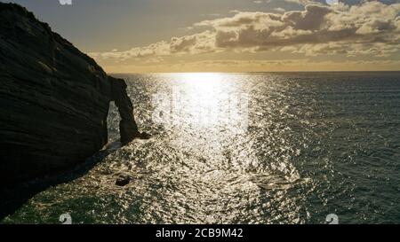 L'arco a Capo Farewell, vicino al tramonto, Golden Bay, Nuova Zelanda. Foto Stock