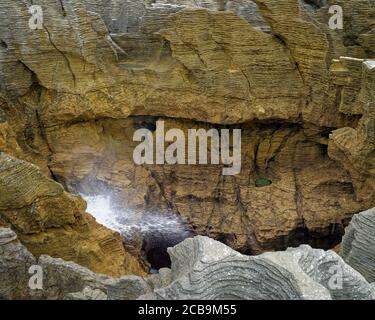 Blowhole alle rocce di Pancake a Dolomite Point, la formazione geologica e destinazione turistica deve vedere a Punakaiki, Greymouth, Nuova Zelanda. Foto Stock