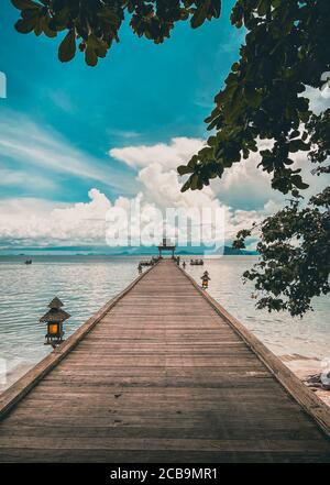 Vista del paradiso Santhiya resort a Koh Yao Yai, isola nel mare delle Andamane tra Krabi e Phuket Thailandia Foto Stock