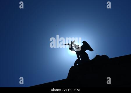 Berlino, Germania. 12 agosto 2020. Il sole splende dietro la quadriga alla porta di Brandeburgo. Credit: Pedersen/dpa-Zentralbild/dpa/Alamy Live News Foto Stock