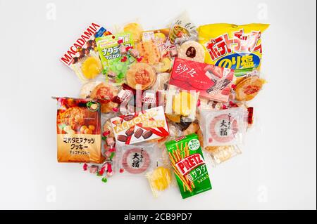 Fuji City, Prefettura di Shizuoka, Giappone - 4 aprile 2020: Confezioni colorate di varie marche di biscotti e dolci tradizionali e popolari commercializzati. Foto Stock