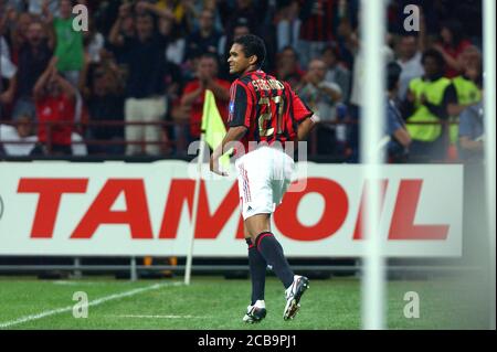 Milano Italia, 14 agosto 2005, Stadio 'SAN SIRO', Trofeo L.Berlusconi 2005 , AC Milan - FC Juventus : Serginho festeggia dopo il traguardo Foto Stock