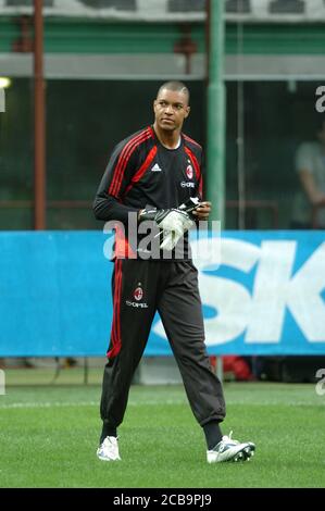 Milano Italia, 14 agosto 2005, Stadio 'SAN SIRO', Trofeo L.Berlusconi 2005 , AC Milan - FC Juventus : Dida prima della partita Foto Stock