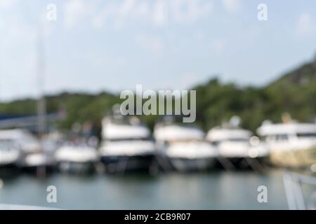 Parcheggio di barche e yacht in mare, sfocato Foto Stock