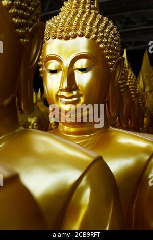 primo piano della testa della statua di buddha, nel tempio buddista, di colore dorato Foto Stock