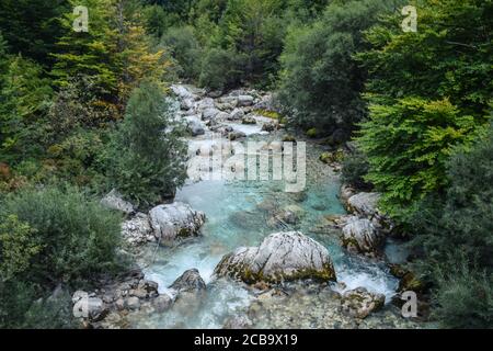 Paesaggistico paesaggio montano con fiume sassoso con acque blu limpide nel parco naturale Valbone, Albania Foto Stock