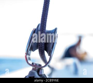 Verricello a vela con corda sul ponte dello yacht. Dettaglio, bassa profondità di messa a fuoco. Attività di leasure e sport estremi. Bassa profondità di messa a fuoco. Foto Stock