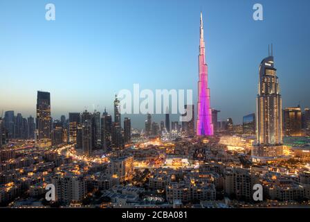 DUBAI, Emirati Arabi Uniti - 28 GENNAIO 2019: Vista notturna in HDR dell'iconico edificio del Burj Khalifa con il centro città. Dubai è una città super moderna con grattacieli alti Foto Stock