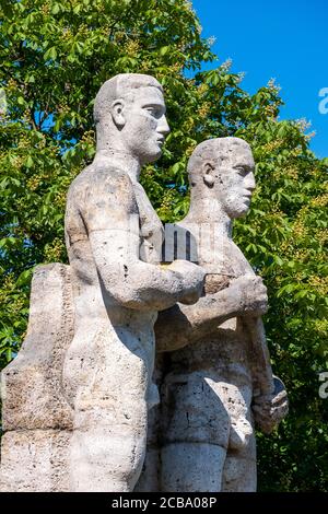 Scultura di epoca nazista Die Stafelläufer o The Relay Runners, stadio olimpico di Berlino Foto Stock