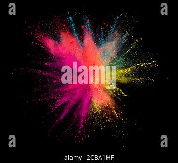 Esplosione in polvere multicolore isolata su sfondo nero. Congela il movimento della struttura astratta della polvere. Foto Stock