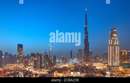 Dubai tramonto vista panoramica del centro cittadino. Dubai è super moderna città di UAE, megalopoli cosmopolita. Foto Stock