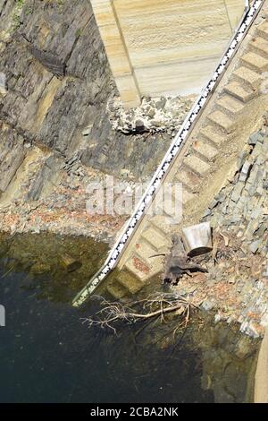 Lago della diga di Oleftalsperre con l'acqua scala altezza Foto Stock