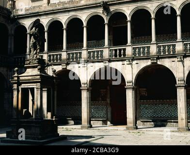 Spagna, Catalogna, Barcellona. La Casa de Convalescencia. Fa parte del vecchio Ospedale di Santa Creu. Al centro del cortile, la cisterna è coperta da un piccolo tempio coronato da una scultura di San Paolo, opera di Lluis Bonifaç el vell nel 1689. Oggi l'edificio ospita la sede dell'Institut d'Estudis Catalans. Foto Stock