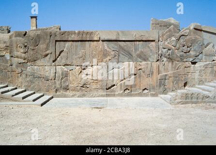 Iran. Persepoli. Capitale dell'Impero achemenide (ca. 550-330 A.C.). Città sontuosa costruita dal re Dario i e distrutta da Alessandro Magno nel 330 a.C. Scalinata del Palazzo di Xerxes (Hadish). Le pareti sono decorate con motivi leone-toro (simbolo del ciclo temporale del giorno; leone rappresenta il sole e il toro rappresenta la notte). Foto Stock