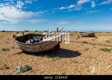 Barche da pesca sulla spiaggia di ghiaia a Dungeness in Kent, Inghilterra Foto Stock