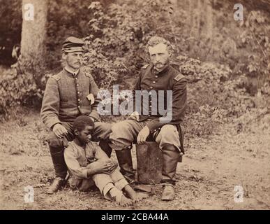 Il tenente Washington, un prigioniero confederato, e il capitano Custis [sic] (per il custode) U.S.A., 1862. Foto Stock