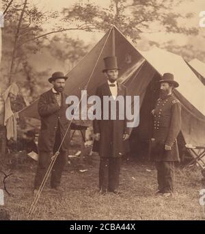 [Presidente Abraham Lincoln, Generale maggiore John A. McClernand (destra), e E. J. Allen (Allan Pinkerton, sinistra), Capo del Servizio Segreto degli Stati Uniti, presso il Dipartimento di Servizio Segreto, Esercito di Quartier Generale del Potomac, vicino Antietam, Maryland], 3 ottobre 1862. Foto Stock