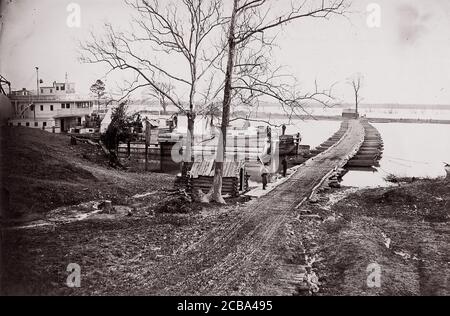 Ponte di Pontoon, 1861-65. Precedentemente attribuito a Mathew B. Brady. Foto Stock