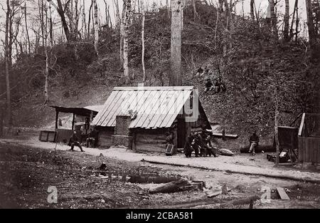 [Una stazione di Unione sul fiume James stabilita per estrarre la polvere di fucile dai siluri confederati], 1864. Precedentemente attribuito a Mathew B. Brady, Andrew Joseph Russell. Foto Stock