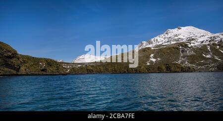 Montagne innevate, Elsehul Bay, South Georgia Island, Antartico Foto Stock