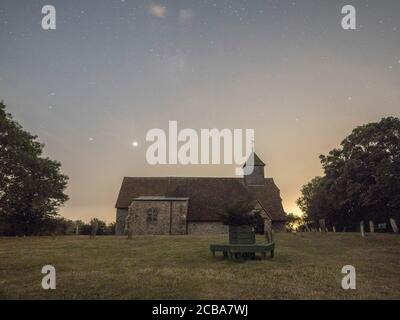 Harty, Kent, Regno Unito. 11 agosto 2020. Pianeti Saturno (a sinistra) e Giove (a destra) chiaramente visti nel cielo notturno sopra la chiesa di Harty nel Kent. Credit: James Bell/Alamy Live News Foto Stock