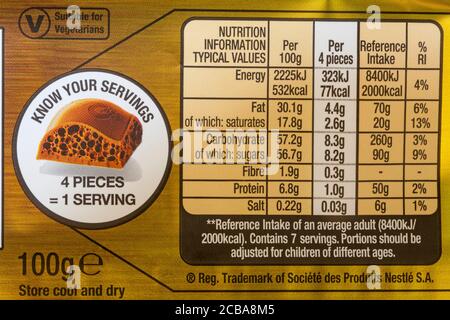 Informazioni nutrizionali su Nestle Aero cioccolato caramello bar di cioccolato, conoscere le vostre porzioni, adatto per vegetariani Foto Stock