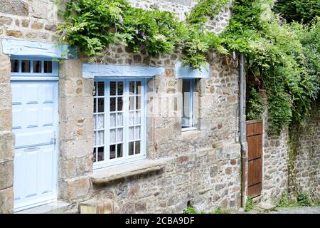 Tipiche facciate delle case in Bretagna, Francia Foto Stock